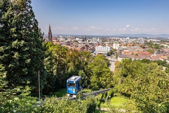 Freiburg: Die Schlossbergbahn fährt ab Stadtzentrum auf den Schlossberg, wo ein Panorama aus Schwarzwald, Freiburger Osten und der Altstadt wartet.