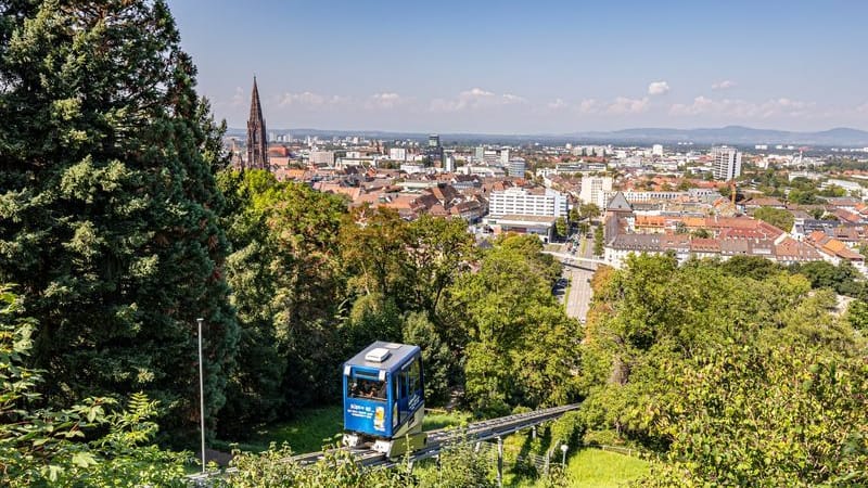 Freiburg: Die Schlossbergbahn fährt ab Stadtzentrum auf den Schlossberg, wo ein Panorama aus Schwarzwald, Freiburger Osten und der Altstadt wartet.