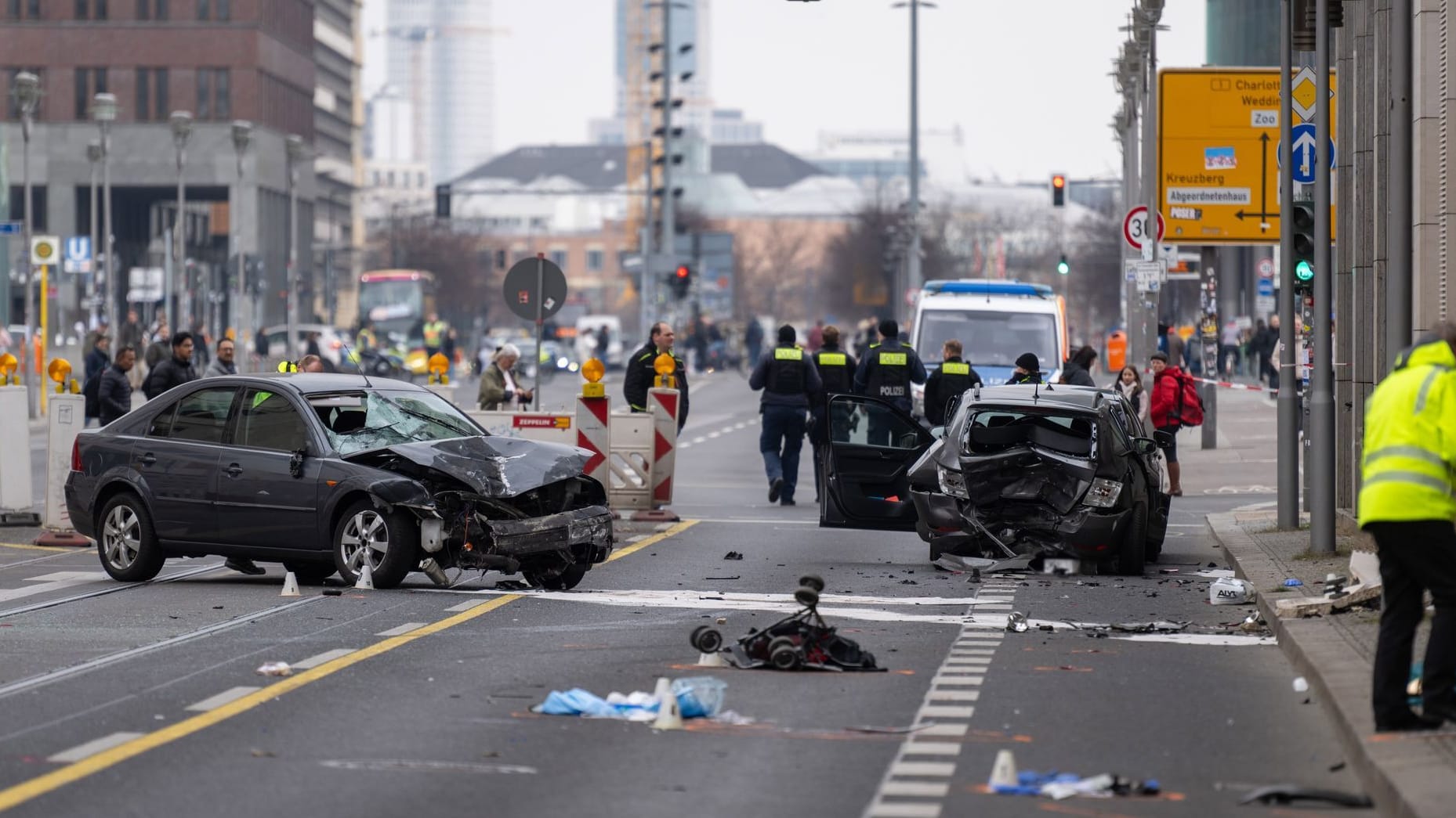 Polizisten stehen an einer Unfallstelle in der Leipziger Straße. Wie es zur Kollision kommen konnte, werde nun untersucht.