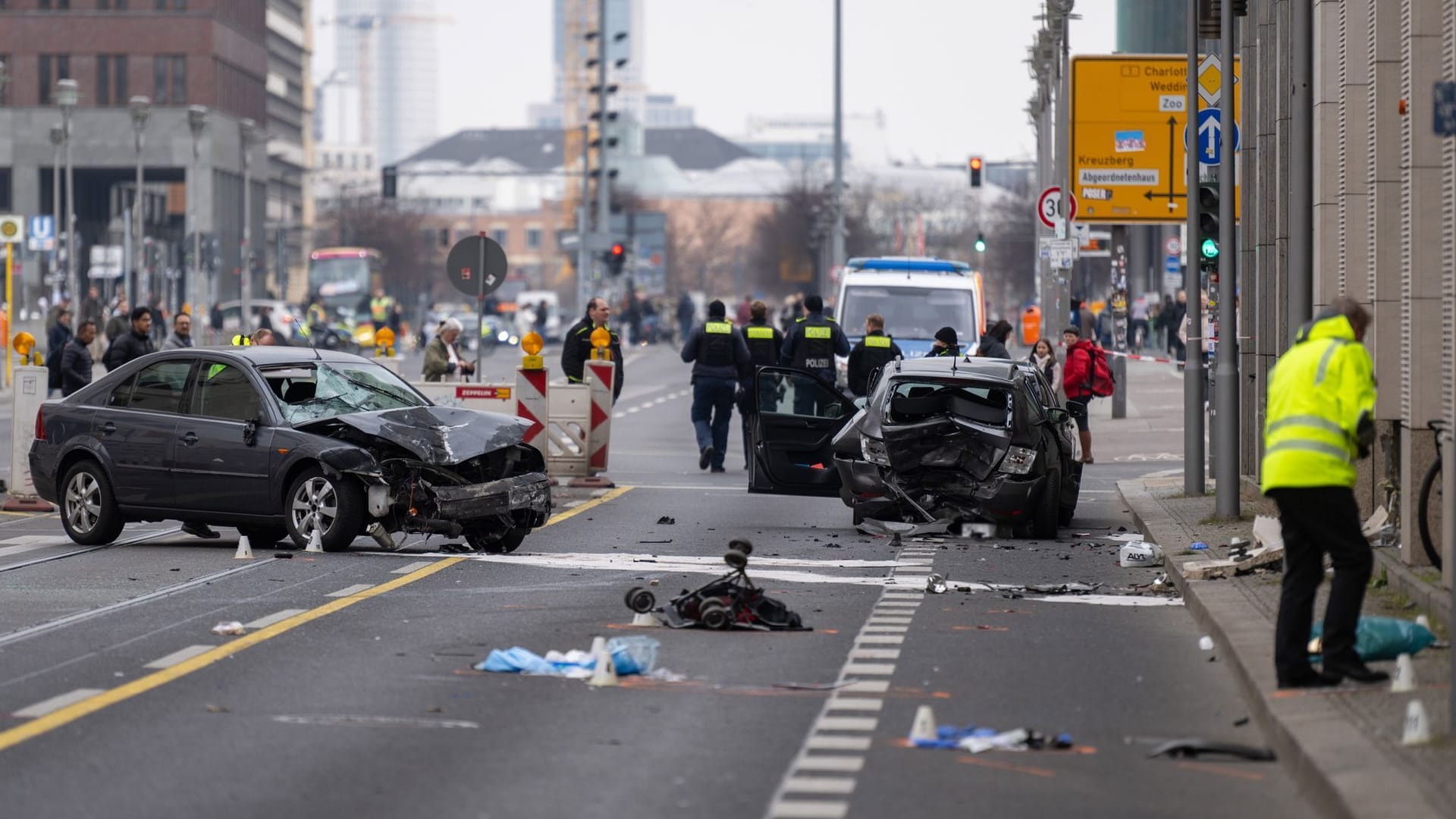 Polizisten stehen an einer Unfallstelle in der Leipziger Straße. Wie es zur Kollision kommen konnte, werde nun untersucht.