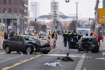 Polizisten stehen an einer Unfallstelle in der Leipziger Straße. Wie es zur Kollision kommen konnte, werde nun untersucht.