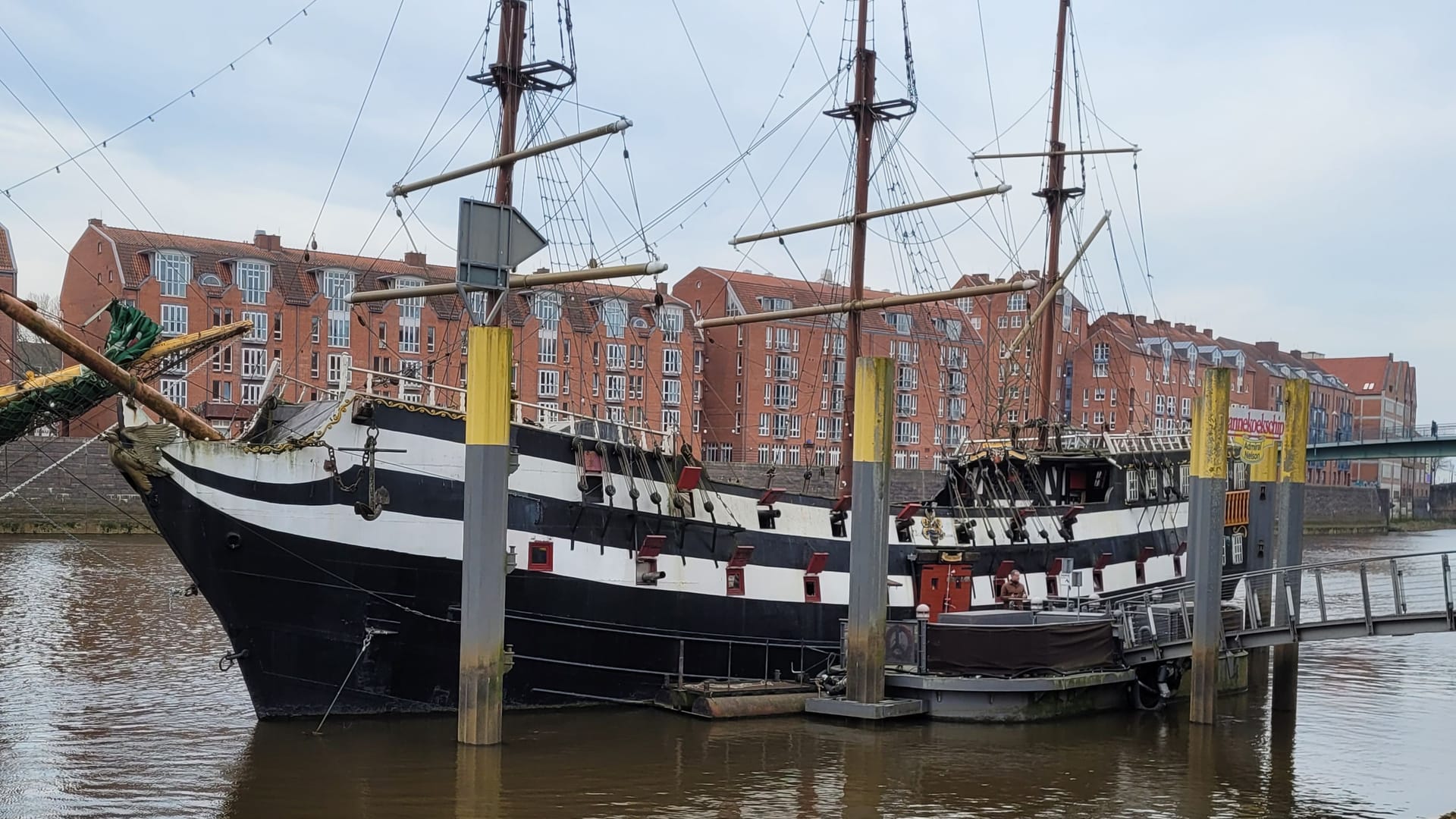 Das "Pannekoekschip Admiral Nelson" an der Bremer Schlachte. Am Sonntag blieb das beliebte Schiff leer, Absperrband der Polizei flatterte am Anleger.