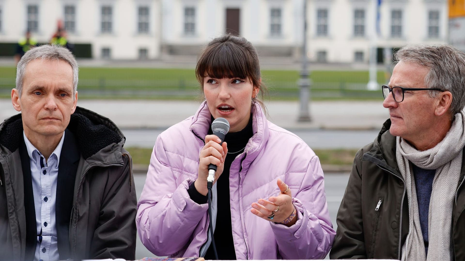 Pressekonferenz der "Letzten Generation": Carla Hinrichs (m.) spricht über die neue Strategie.