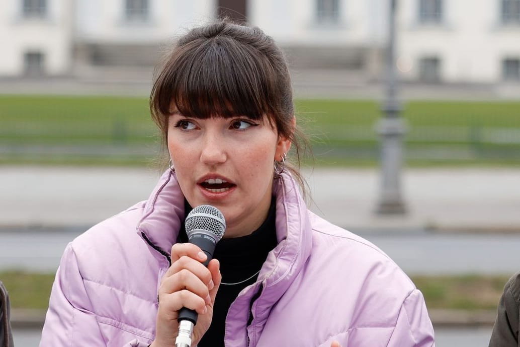 Pressekonferenz der "Letzten Generation": Carla Hinrichs (m.) spricht über die neue Strategie.