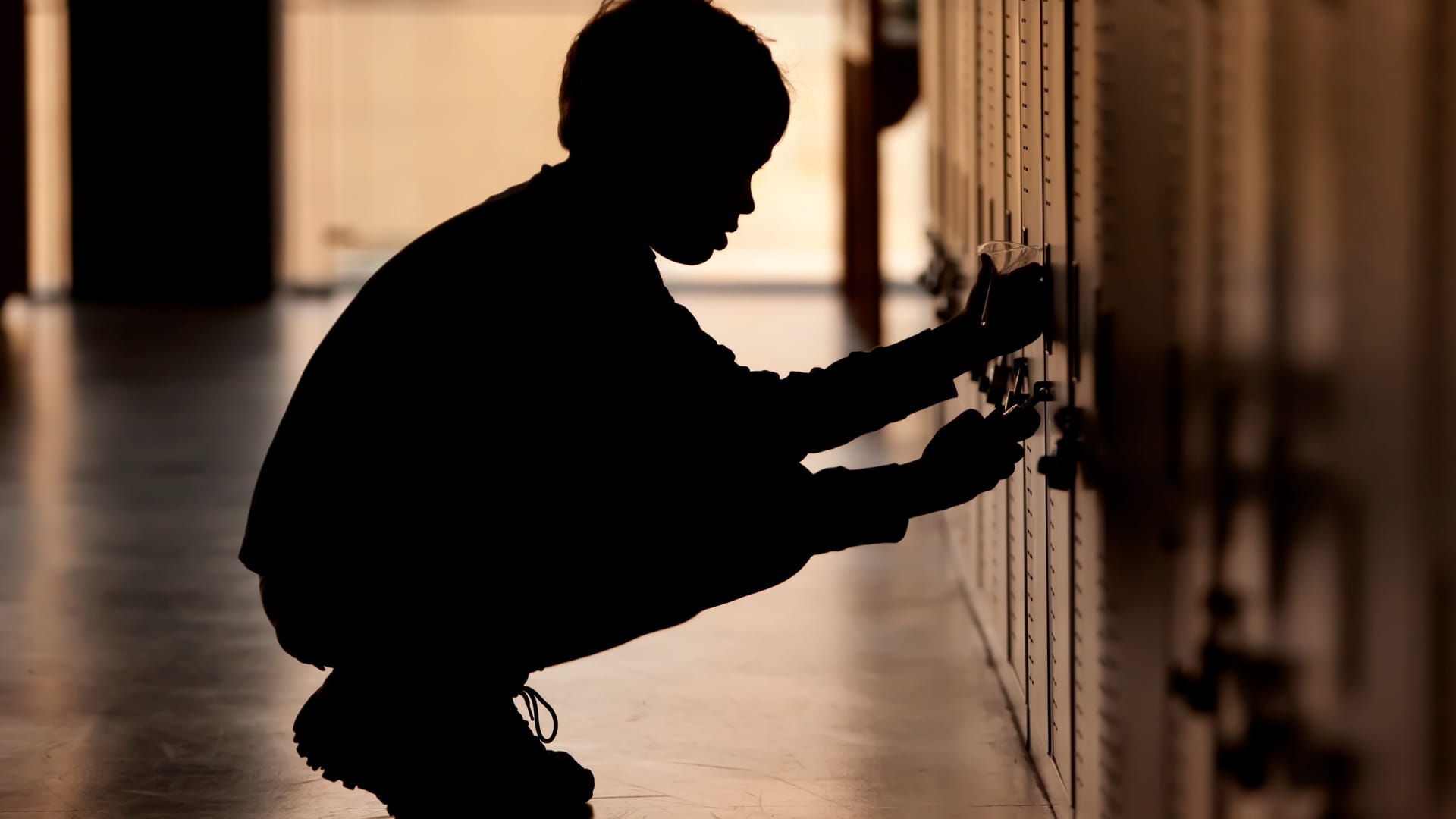 Schüler am Spind: Ein Lehrer steht im Verdacht, Schüler aus rassistischen Motiven verprügelt zu haben. Schüler am Spind: Ein Lehrer steht im Verdacht, Schüler aus rassistischen Motiven verprügelt zu haben.