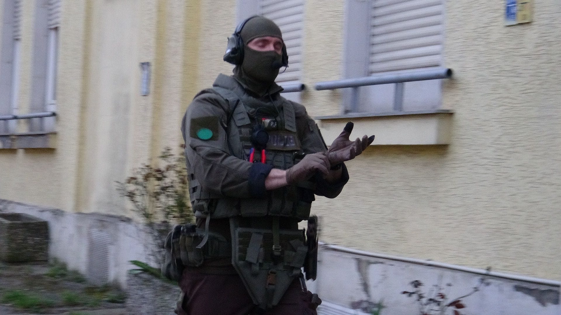 Ein vermummter SEK-Beamter: Am Donnerstagabend gab es einen Polizeieinsatz in Dortmund. Ein vermummter SEK-Beamter: Am Donnerstagabend gab es einen Polizeieinsatz in Dortmund.