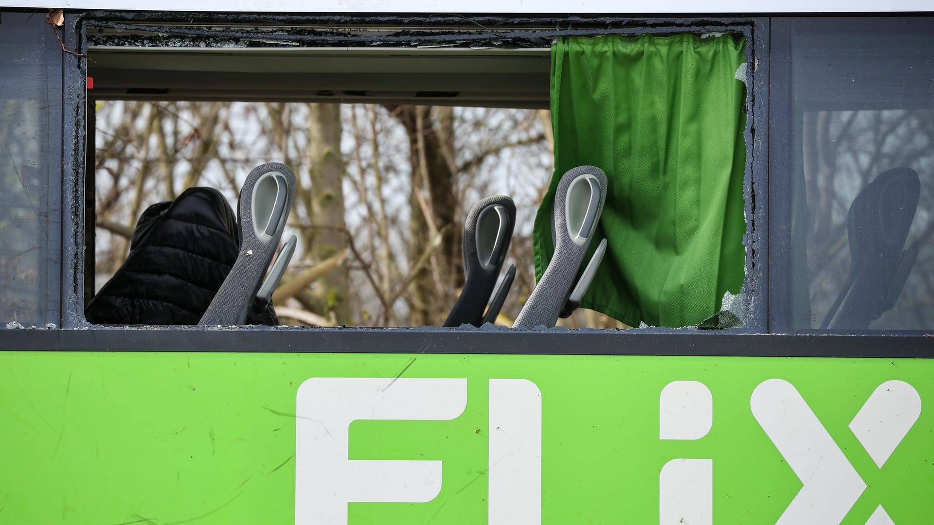 Blick auf den verunglückten Bus an der Unfallstelle auf der A9.