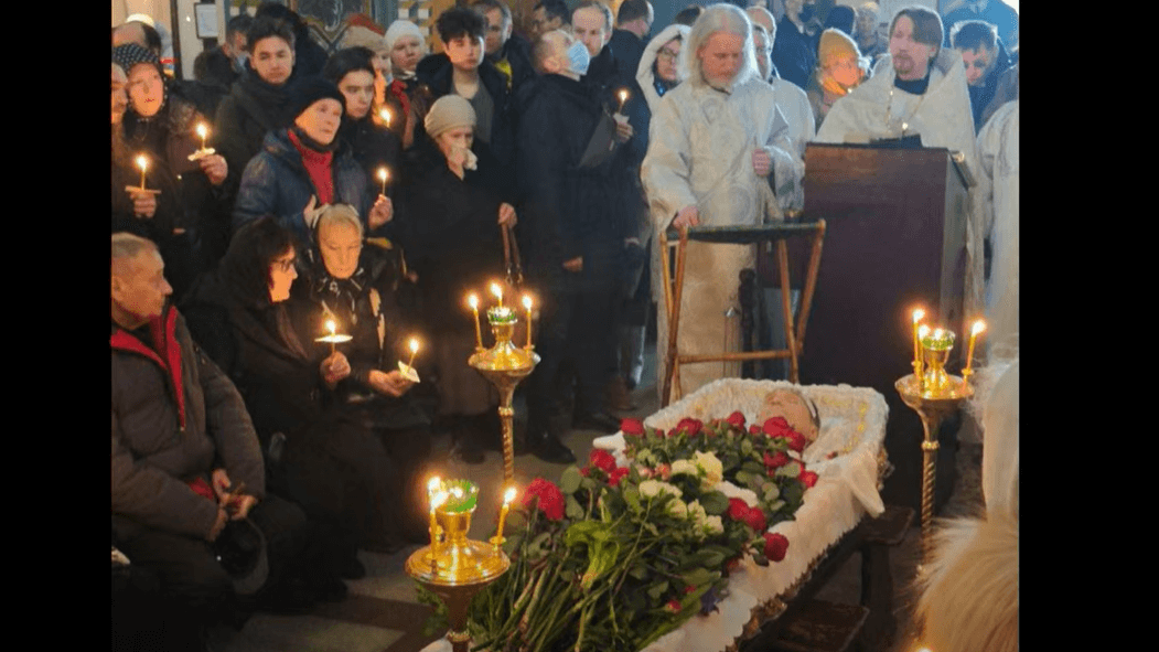 Im Livestream zeigt das Team Nawalny den aufgebahrten Sarg im Inneren der Kirche.