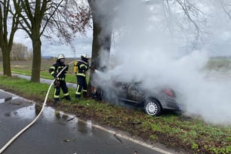 Ein Auto ist in Bergheim nach einem Zusammenstoß mit einem Baum ausgebrannt. Der Fahrer starb noch vor Ort.