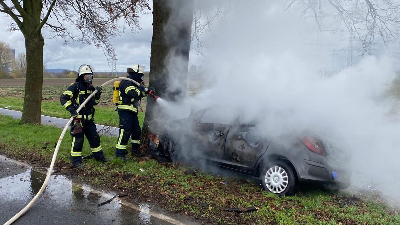 Ein Auto ist in Bergheim nach einem Zusammenstoß mit einem Baum ausgebrannt. Der Fahrer starb noch vor Ort.