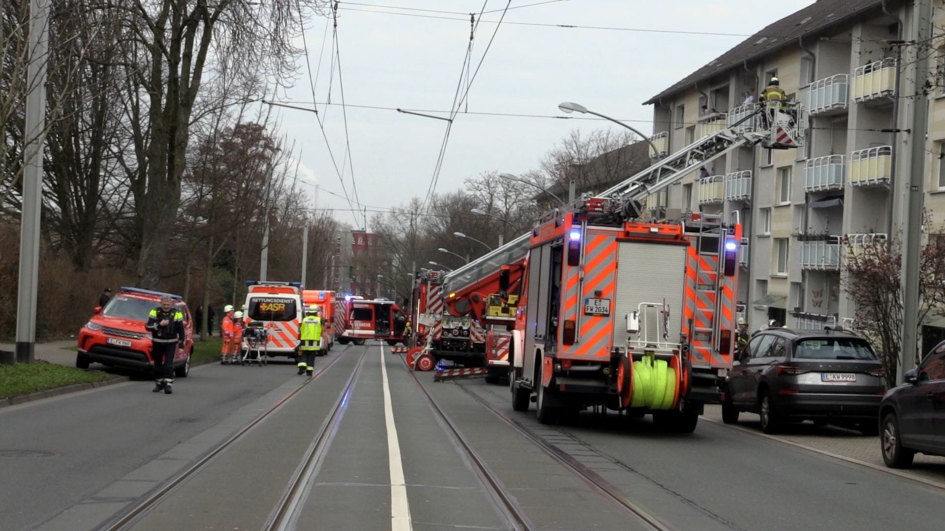 Die Feuerwehr Essen wurde am späten Donnerstagvormittag (07.03.) um 11:00 Uhr zu einer Verpuffung im Kellerbereich bei Wartungsarbeiten an einer Elektroverteilung alarmiert. Bei Eintreffen konnte eine Rauchentwicklung im Kellerbereich festgestellt werden. Ein Arbeiter, der zu Wartungsarbeiten an der Elektroverteilung im Keller tätig war, erlitt schwerste Brandverletzungen. Er wurde nach einer Erstbehandlung durch den Notarzt in eine Spezialklinik für Brandverletzte nach Bochum gebracht. Das Feuer war schnell unter Kontrolle. Alle Bewohner konnten aus dem Mehrfamilienhaus geführt werden. Die Altenessener Straße musste für die Zeit des Feuerwehreinsatzes in beide Fahrtrichtungen gesperrt werden. Was die Verpuffung an der Elektroverteilung verursacht hat, ist nun Gegenstand der Ermittlungen. Die Feuerwehr Essen wurde am späten Donnerstagvormittag (07.03.) um 11:00 Uhr zu einer Verpuffung im Kellerbereich bei Wartungsarbeiten an einer Elektroverteilung alarmiert. Bei Eintreffen konnte eine Rauchentwicklung im Kellerbereich festgestellt werden. Ein Arbeiter, der zu Wartungsarbeiten an der Elektroverteilung im Keller tätig war, erlitt schwerste Brandverletzungen. Er wurde nach einer Erstbehandlung durch den Notarzt in eine Spezialklinik für Brandverletzte nach Bochum gebracht. Das Feuer war schnell unter Kontrolle. Alle Bewohner konnten aus dem Mehrfamilienhaus geführt werden. Die Altenessener Straße musste für die Zeit des Feuerwehreinsatzes in beide Fahrtrichtungen gesperrt werden. Was die Verpuffung an der Elektroverteilung verursacht hat, ist nun Gegenstand der Ermittlungen.