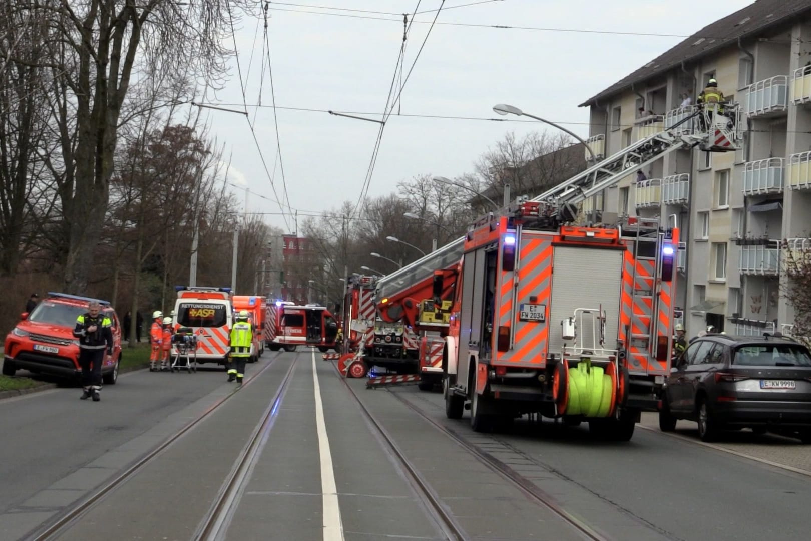 Die Feuerwehr Essen wurde am späten Donnerstagvormittag (07.03.) um 11:00 Uhr zu einer Verpuffung im Kellerbereich bei Wartungsarbeiten an einer Elektroverteilung alarmiert. Bei Eintreffen konnte eine Rauchentwicklung im Kellerbereich festgestellt werden. Ein Arbeiter, der zu Wartungsarbeiten an der Elektroverteilung im Keller tätig war, erlitt schwerste Brandverletzungen. Er wurde nach einer Erstbehandlung durch den Notarzt in eine Spezialklinik für Brandverletzte nach Bochum gebracht. Das Feuer war schnell unter Kontrolle. Alle Bewohner konnten aus dem Mehrfamilienhaus geführt werden. Die Altenessener Straße musste für die Zeit des Feuerwehreinsatzes in beide Fahrtrichtungen gesperrt werden. Was die Verpuffung an der Elektroverteilung verursacht hat, ist nun Gegenstand der Ermittlungen.