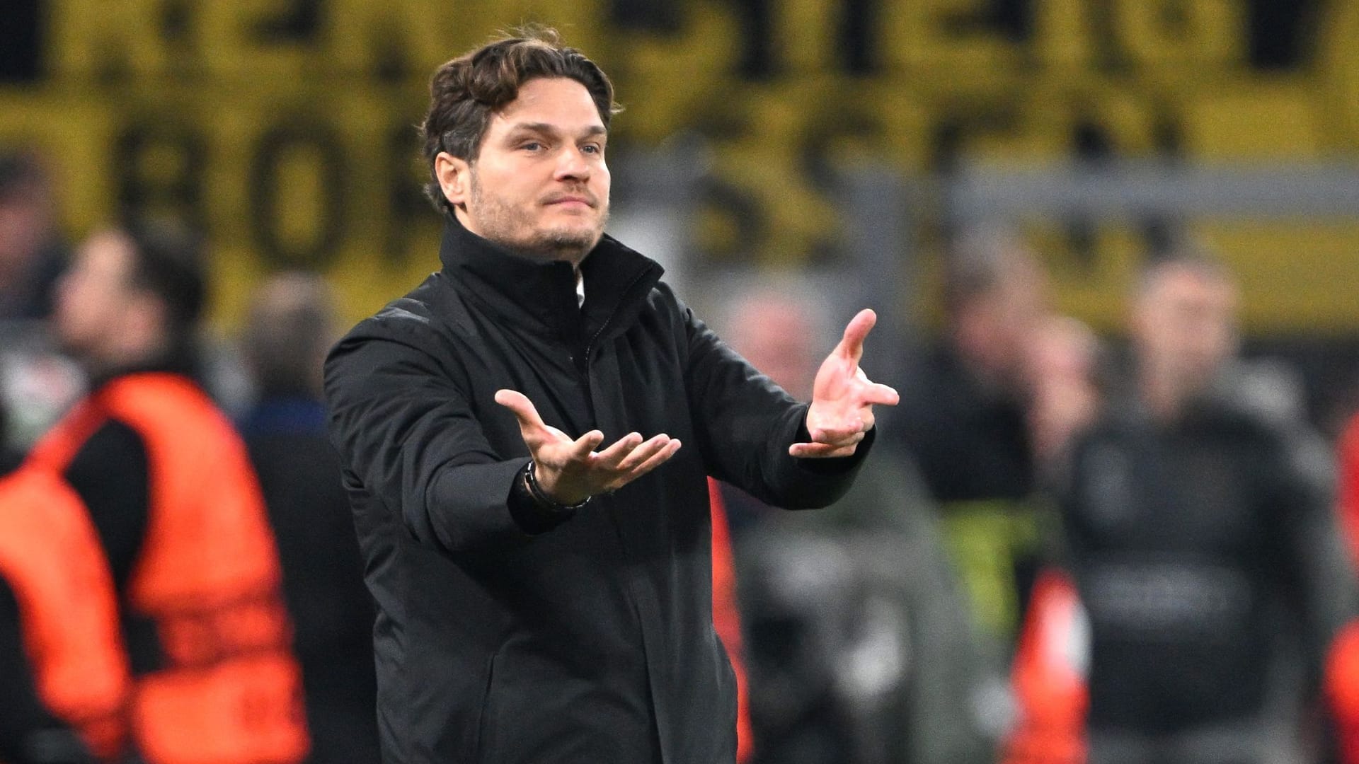 Dortmunds Coach Edin Terzić geht zuversichtlich in die Partie beim FC Bayern. Dortmunds Coach Edin Terzić geht zuversichtlich in die Partie beim FC Bayern.