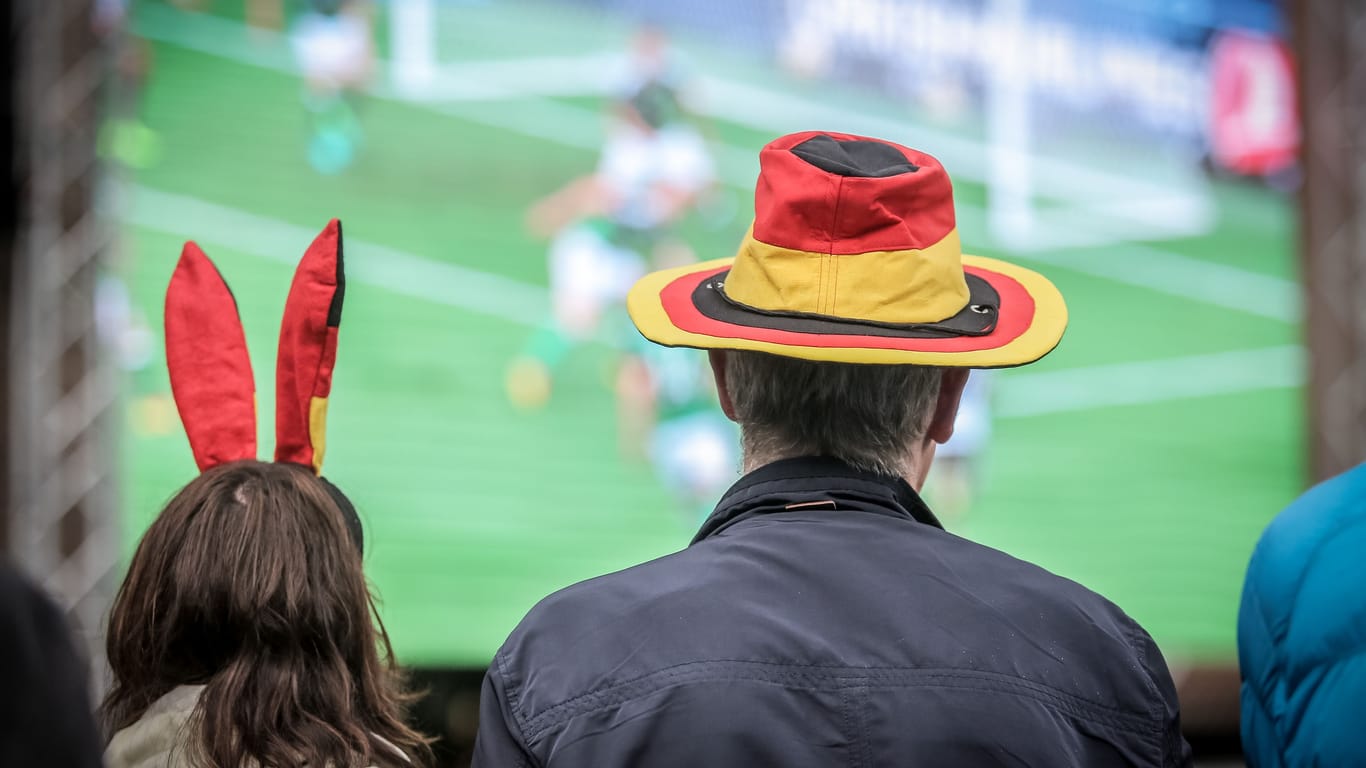 Düsseldorf - EM 2016 - Public Viewing vor dem Rathaus beim Spiel Deutschland gegen Nordirland