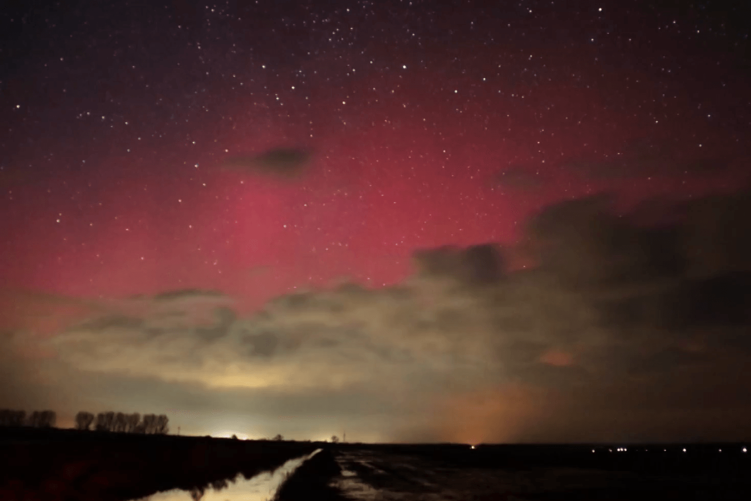 In Sachsen-Anahlt: Polarlichter erhellen am Sonntagabend den Nachthimmel.