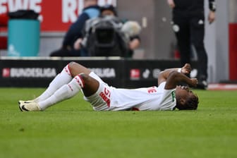 Justin Diehl liegt verletzt auf dem Boden: Der Kölner hatte sich im Spiel gegen Leverkusen verletzt.