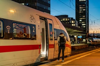 ICE-Zug am Bahnsteig in Essen (Symbolbild): Wer heute auf den ICE ausweicht, musst Mehrkosten auslegen.