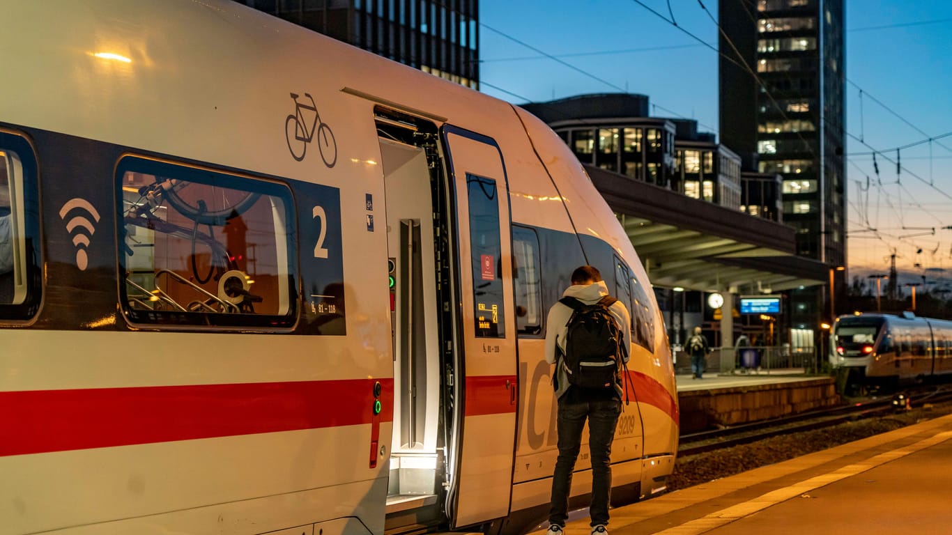 ICE-Zug am Bahnsteig in Essen (Symbolbild): Wer heute auf den ICE ausweicht, musst Mehrkosten auslegen.
