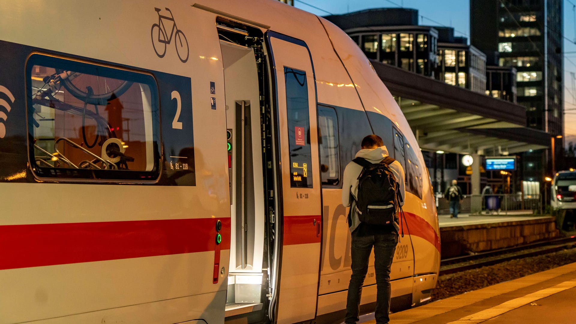 ICE-Zug am Bahnsteig in Essen (Symbolbild): Wer heute auf den ICE ausweicht, musst Mehrkosten auslegen.