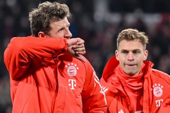 Thomas Müller (l.) neben Joshua Kimmich: Die Leistung der Bayern am Freitag war nicht gerade ein Mutmacher für die Champions League.