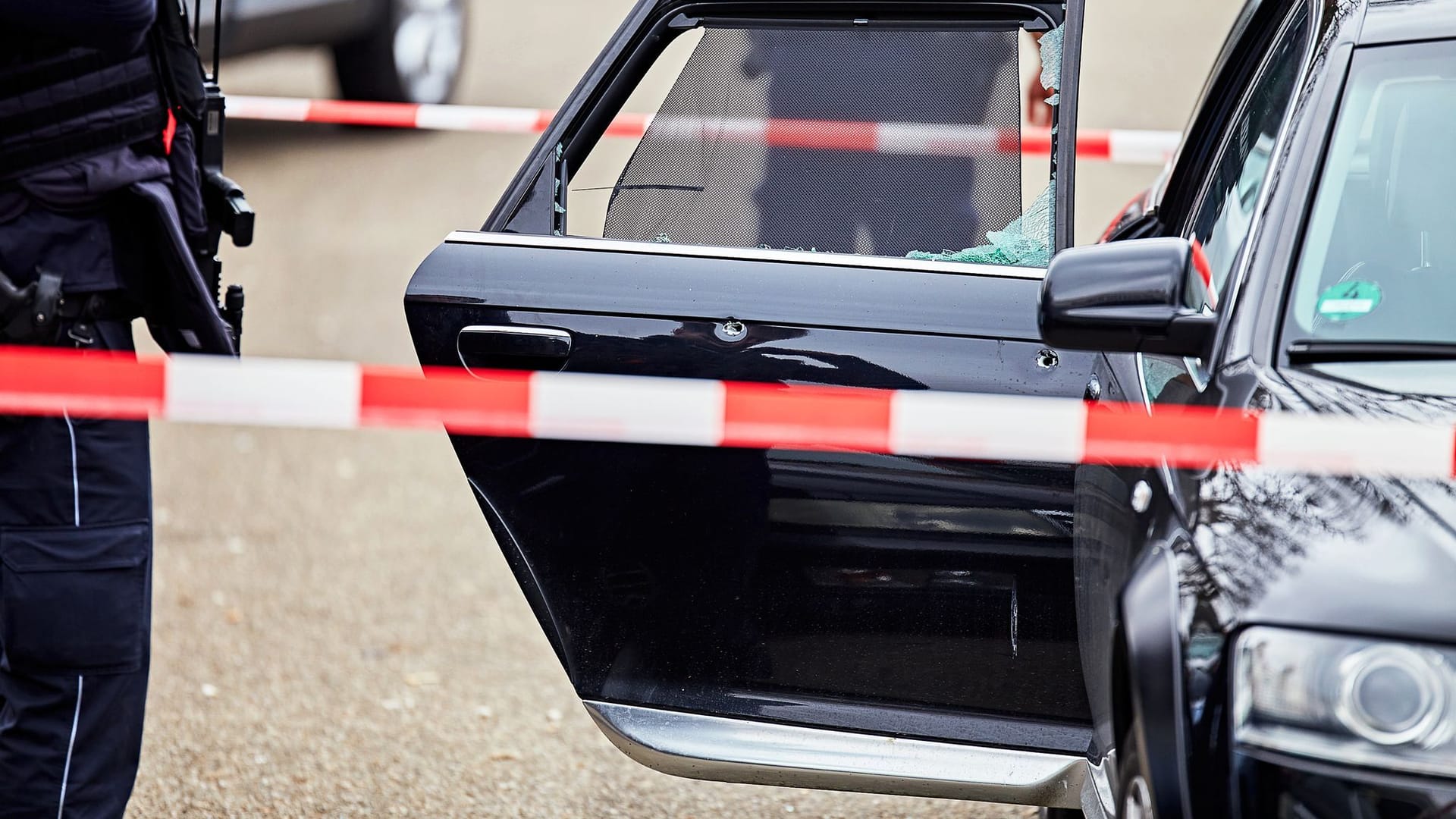 Einschusslöcher in einem Auto (Archivbild): Nach Schüssen in Heidenheim gab es eine Festnahme in Bosnien-Herzegowina.