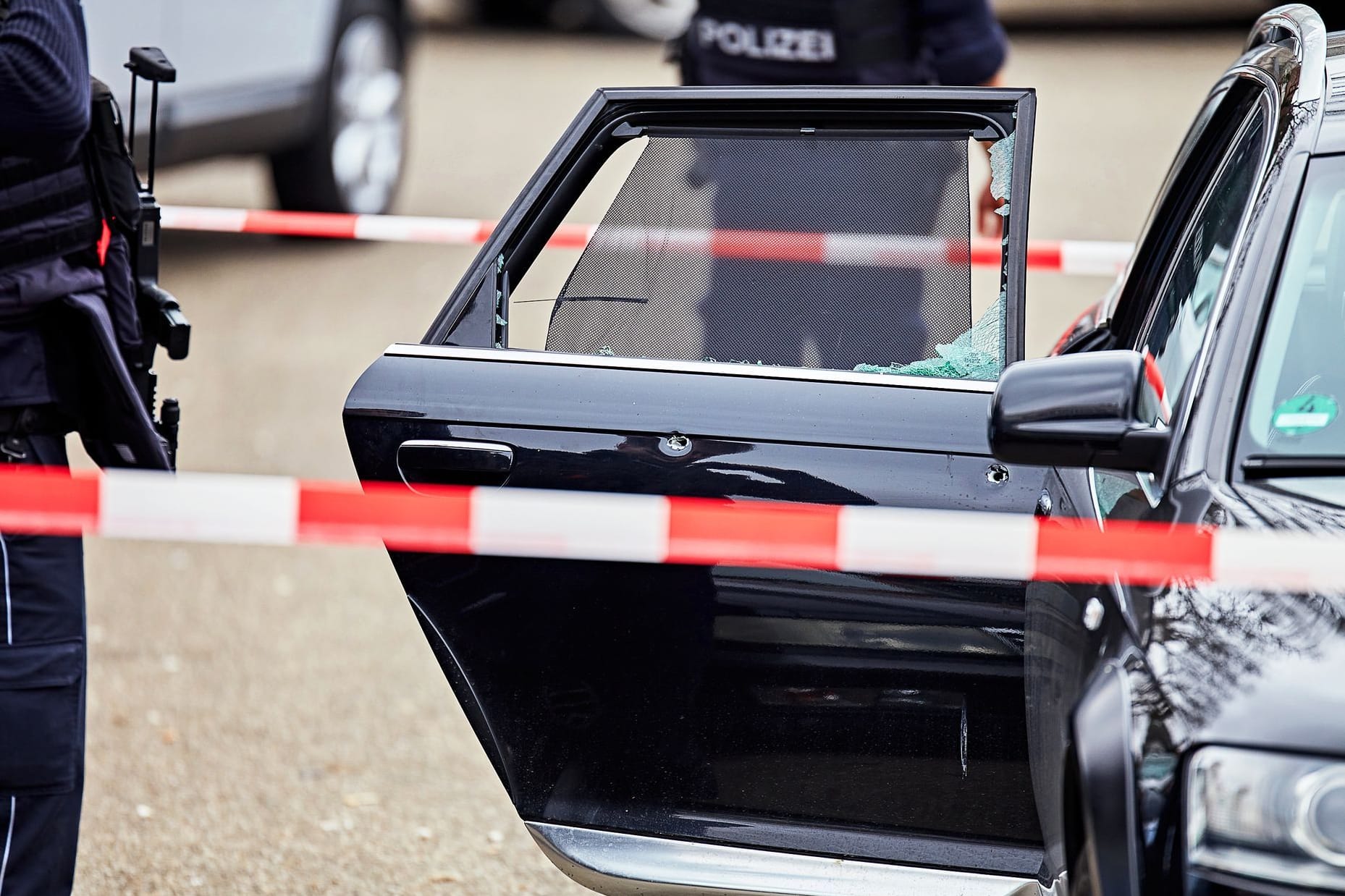 Einschusslöcher in einem Auto (Archivbild): Nach Schüssen in Heidenheim gab es eine Festnahme in Bosnien-Herzegowina.