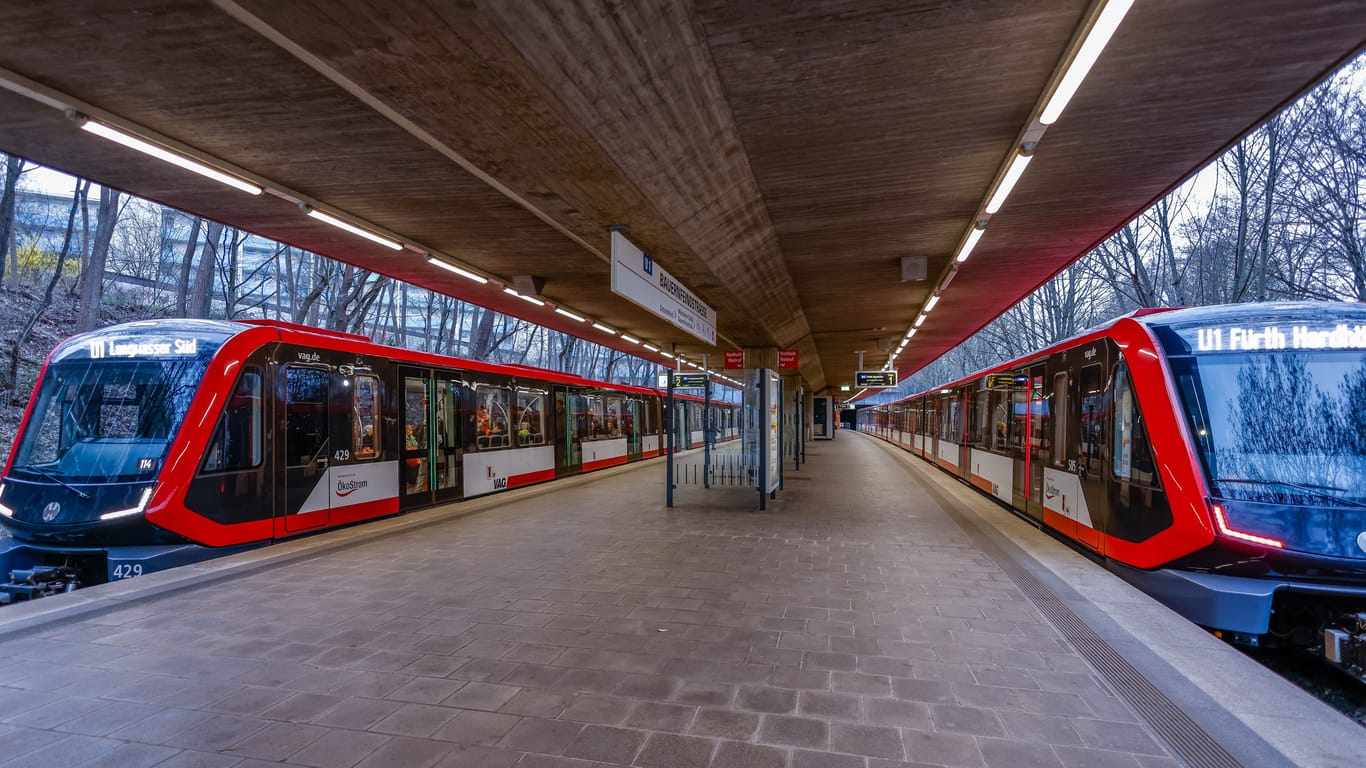 Zwei U-Bahnen in der Bauernfeindstraße: Aktuell steuern nur U-Bahnen und Busse die Haltestelle an, sie könnte in Zukunft zum Verkehrsknotenpunkt werden.