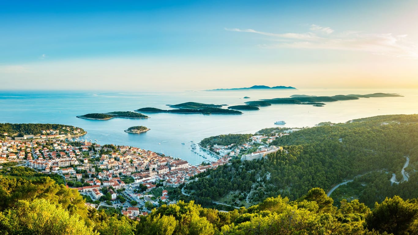 Die wunderschönen Inseln rund um Split sollten Sie sich nicht entgehen lassen. Mit dem Boot sind sie schnell zu erreichen.