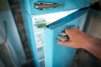 Geöffneter Kühlschrank: Einige Haushaltsgeräte verfügen über besondere Funktionen.
