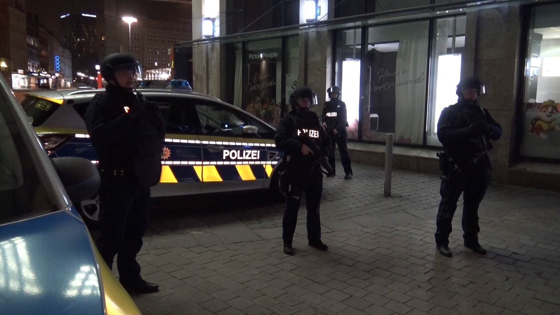 Um kurz nach neun gab es dann Entwarnung: Die Einsatzkräfte gaben den Platz wieder frei.