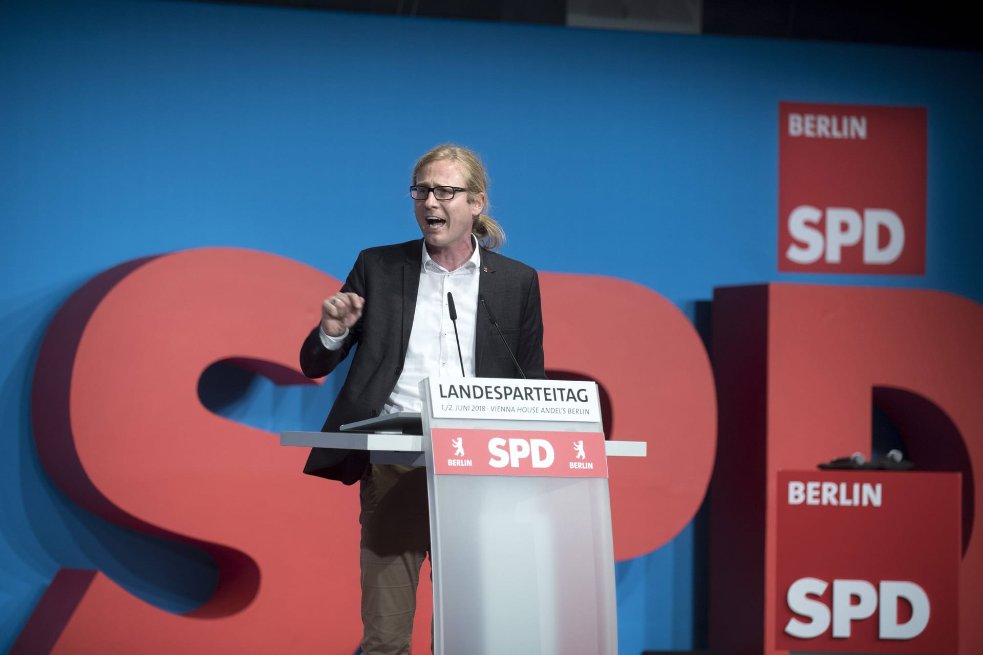 Kevin Hoenicke - Parteitag SPD Berlin DEU, Deutschland, Germany, Berlin, 02.06.2018 Rede von Kevin Hoenicke auf dem Landesparteitag der Berliner SPD in Berlin. Auf diesem Parteitag waehlt die SPD den Landesvorstand neu. Kevin Hoenicke at a party congress of the SPD in Berlin, Germany