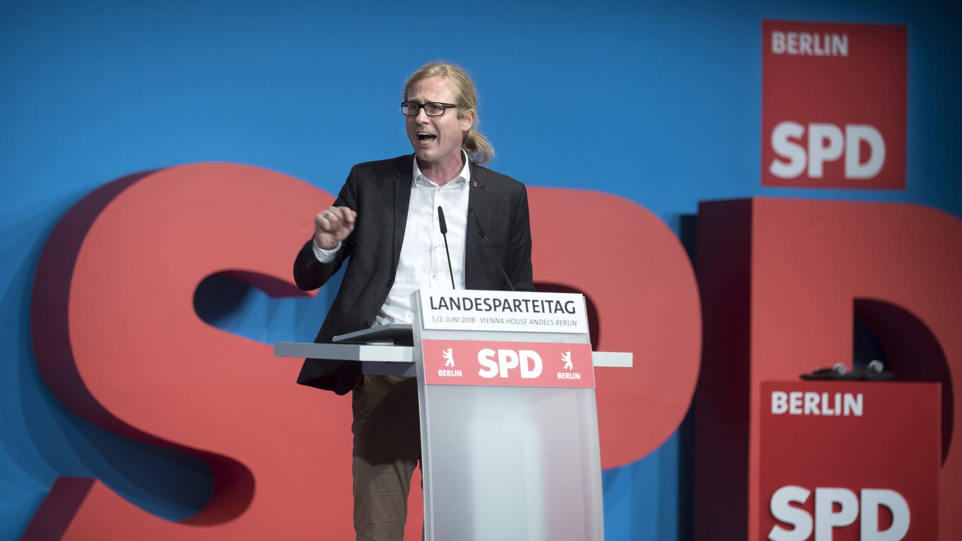 Kevin Hoenicke - Parteitag SPD Berlin DEU, Deutschland, Germany, Berlin, 02.06.2018 Rede von Kevin Hoenicke auf dem Landesparteitag der Berliner SPD in Berlin. Auf diesem Parteitag waehlt die SPD den Landesvorstand neu. Kevin Hoenicke at a party congress of the SPD in Berlin, Germany