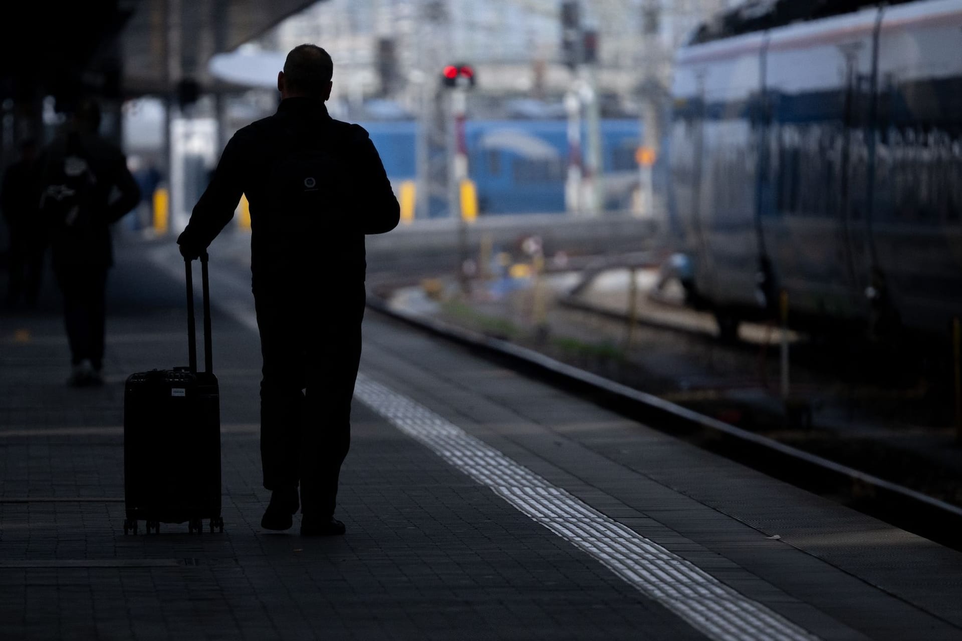 Warten am Bahnsteig