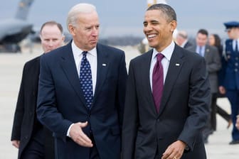 Joe Biden (l.) und Barack Obama: Gemeinsam sammeln in New York bei einer Gala Spenden für den Wahlkampf