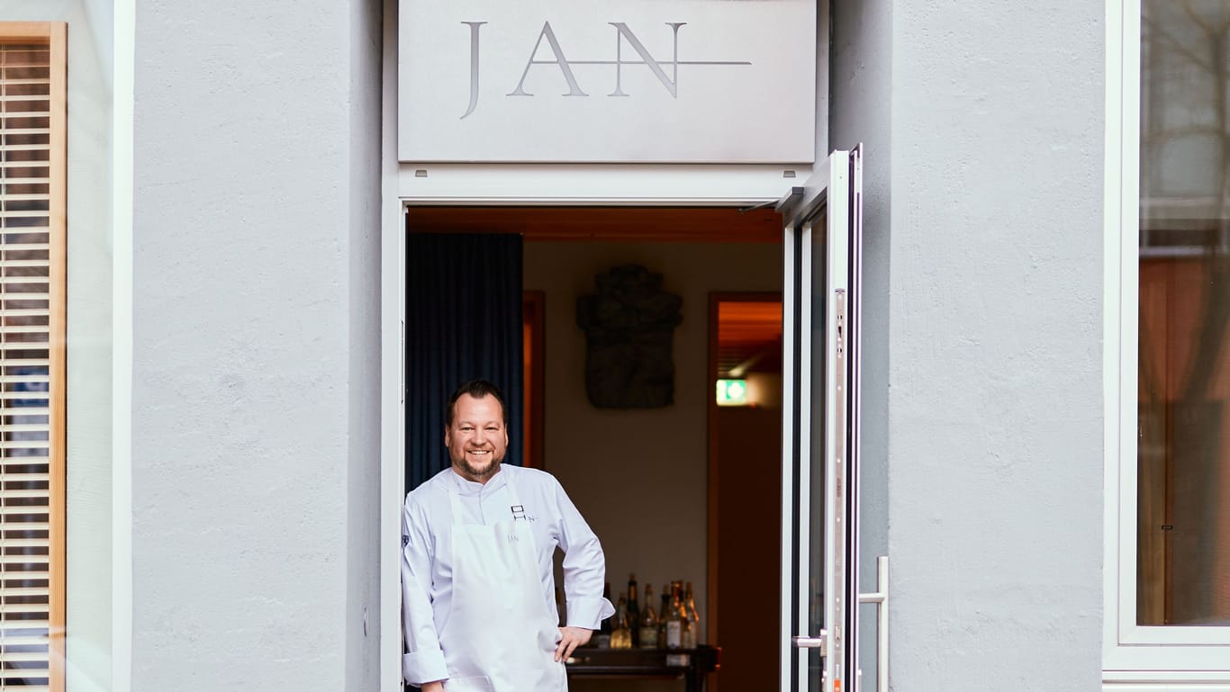Drei-Sterne-Koch Jan Hartwig in der Tür seines Lokals am Königsplatz.