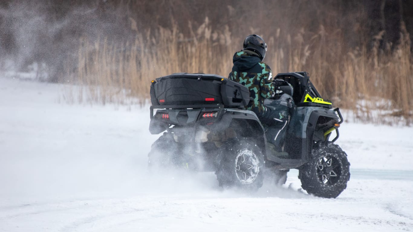 Quadbike-Fahrer im Winter (Archivbild): Die Offroad-Fahrzeuge sind im Straßenverkehr bisweilen gefährlich.