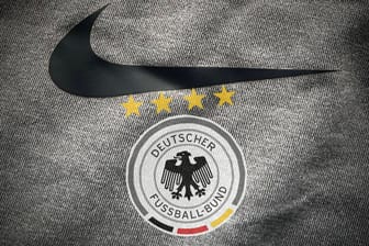 Nike-Logo und DFB-Emblem (Fotomontage): Ab 2027 gemeinsam auf dem deutschen Trikot.