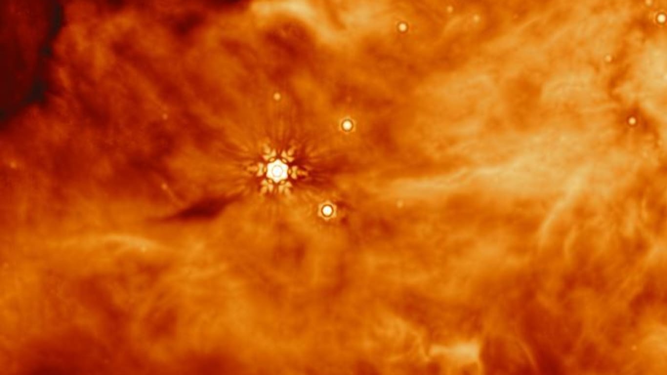 Der Protostern IRAS 23385: In der Region fanden Forschende Interessantes.