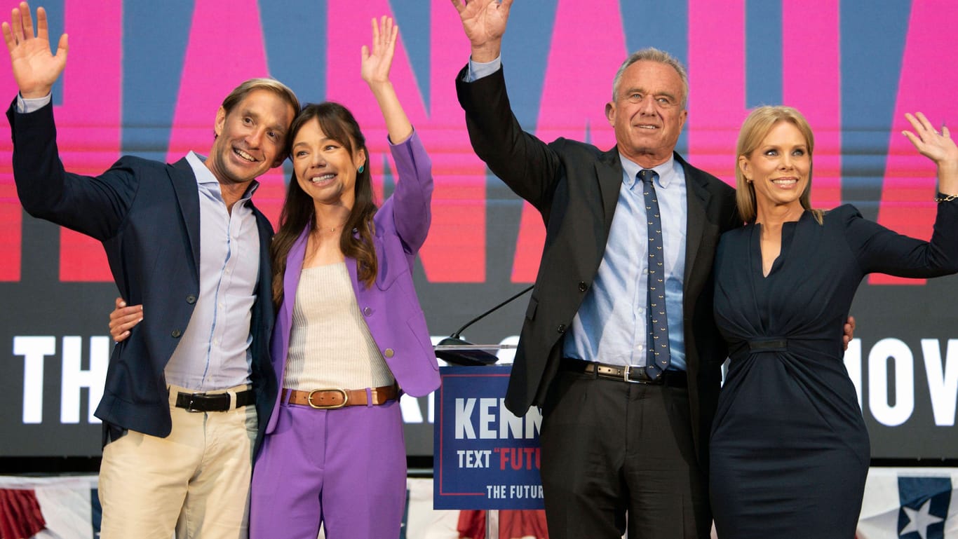 Sie ziehen in den Wahlkampf: Nicole Shanahan mit ihrem Partner Jacob Strumwasser und Robert F. Kenndy mit seiner Ehefrau Cheryl Hines