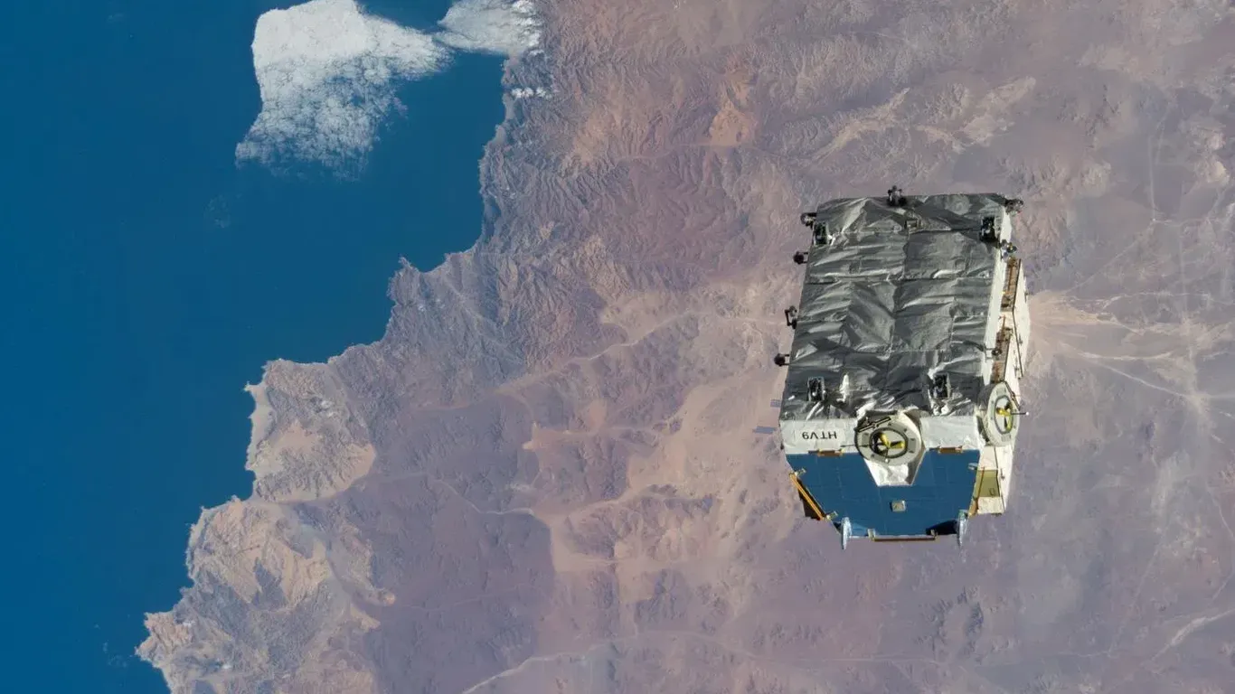 Die von der ISS am 11. März 2021 abgeworfene Batterie-Palette.: Das Objekt ist mit 4x2x1,5 Metern in etwa so groß wie ein Sperrmüllcontainer.