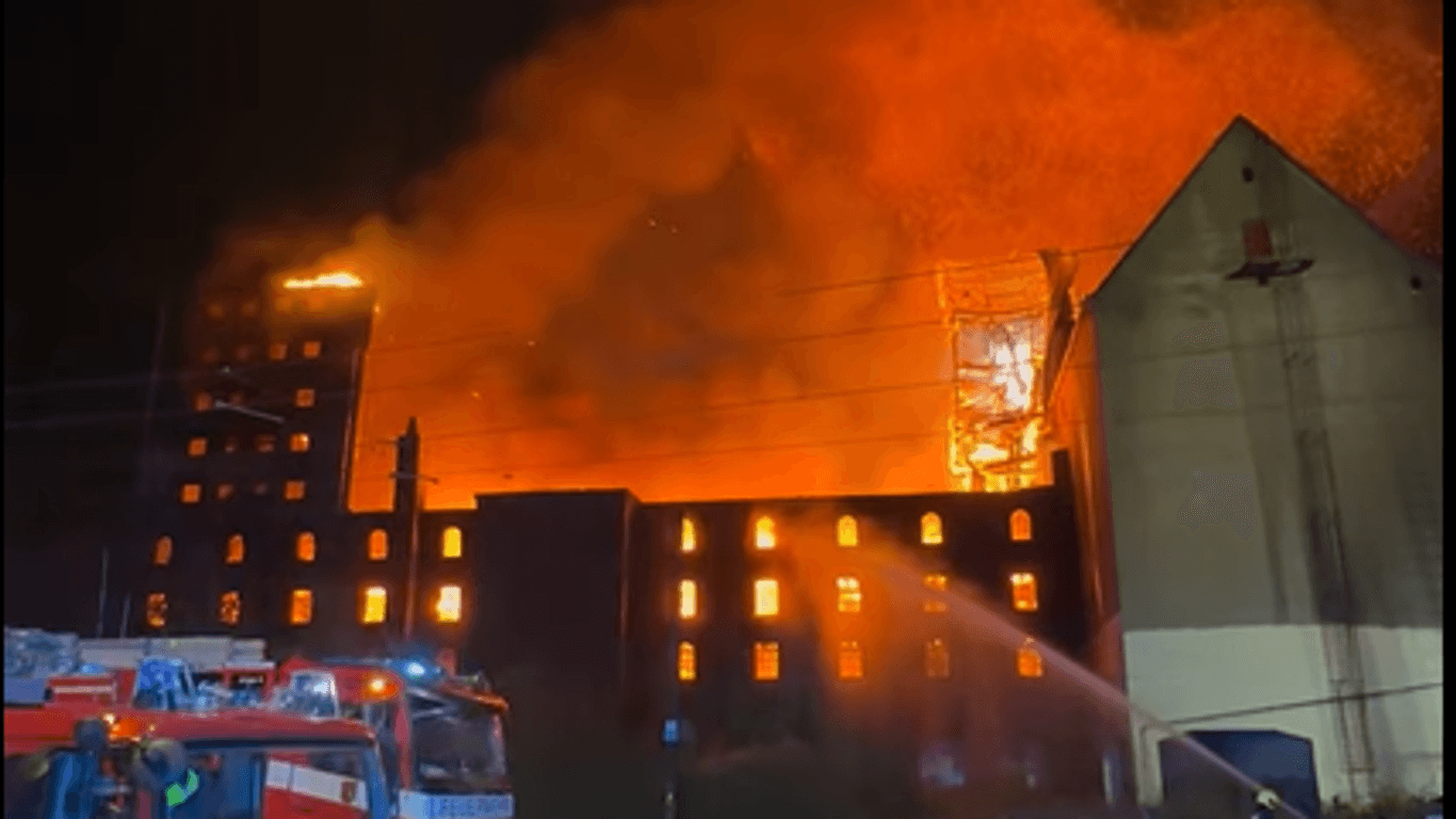 Flammen im Neusser Industriegebiet: In dem Gebäude sind keine Menschen.