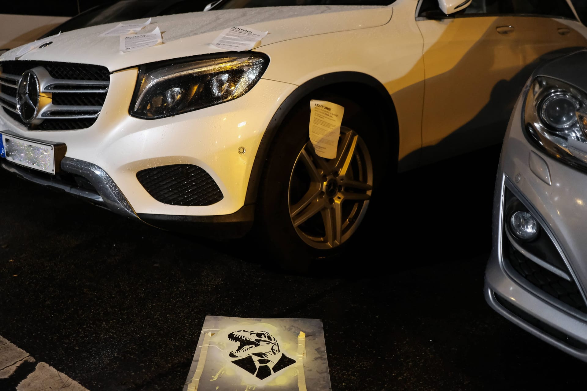 Aktion der "Tyre Extinguishers": Gegen einen Aktivisten wurde jetzt ein Haftbefehl erlassen.