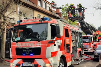Feuerwehrauto steht im Frankfurter Stadtteil Ginnheim