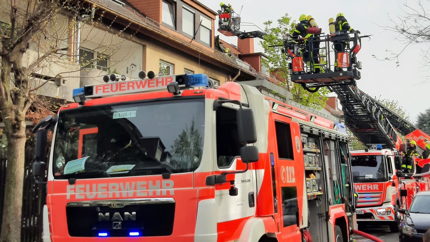 Feuerwehrauto steht im Frankfurter Stadtteil Ginnheim