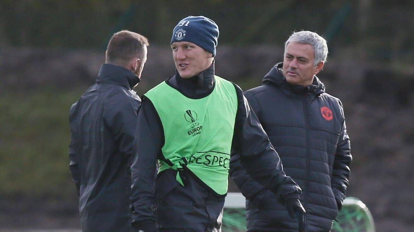 Bastian Schweinsteiger und José Mourinho (r.): Ihre gemeinsame Zeit bei Manchester United war nur von kurzer Dauer.