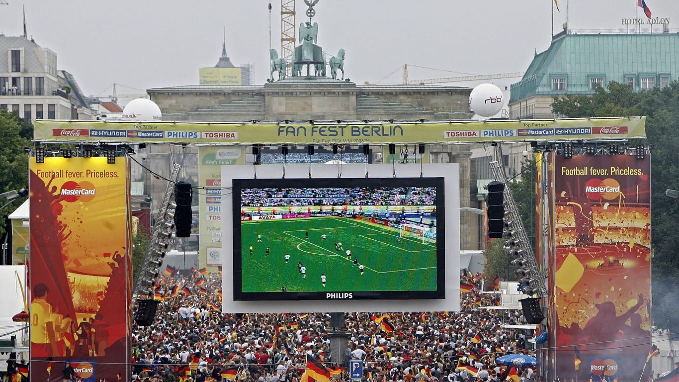 Tausende Zuschauer verfolgen 2006 auf der Fanmeile in Berlin ein WM-Spiel von Deutschland (Archivbild): Bei der Fußball-EM 2024 wird es wieder eine Fanmeile geben.