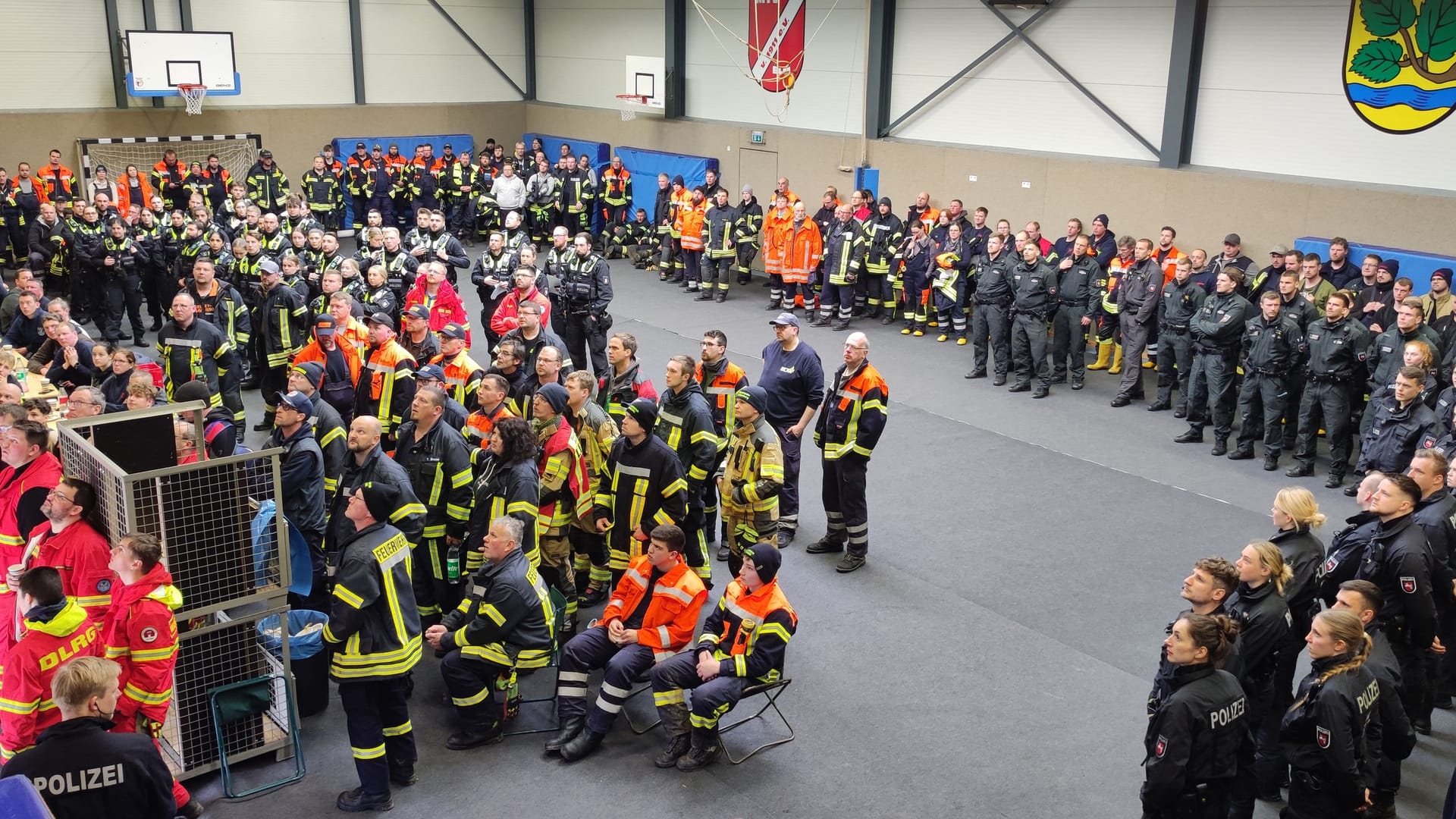 Einsatzkräfte in der Sporthalle in Elm: Die Suche soll nun noch einmal von vorne beginnen.