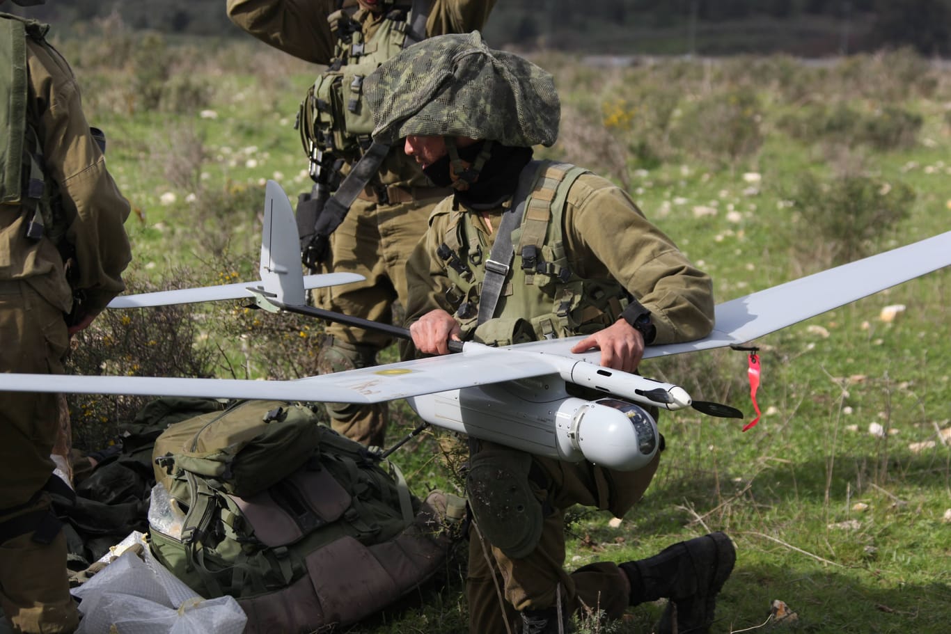 Israelische Soldaten starten eine Drohne (Archivbild): Von wo der Angriff genau kam, ist bislang unklar.
