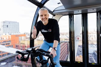Der Münchner Fahrrad-Aktivist Frank Noe steigt im Riesenrad "Umadum" aufs Rad: Der Erlös bei der Aktion soll einem guten Zweck zukommen.