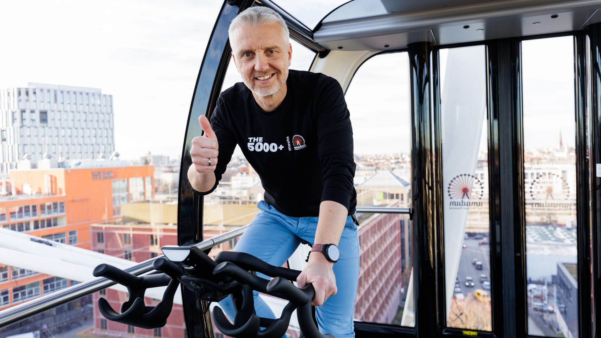 Der Münchner Fahrrad-Aktivist Frank Noe steigt im Riesenrad "Umadum" aufs Rad: Der Erlös bei der Aktion soll einem guten Zweck zukommen.